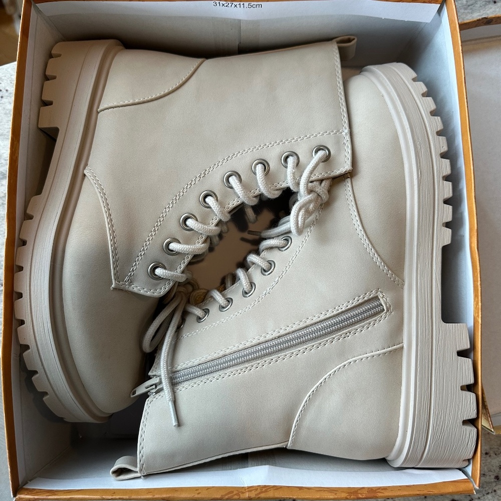 NEW IN BOX Women's Beige Combat Boots size 9
